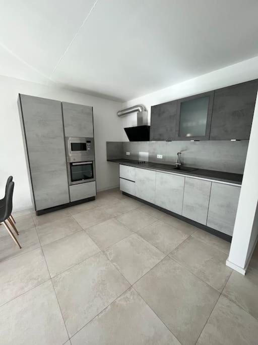 3 Zw 95 M2 Neubau Kostenlos Parkplatz Im Hof Appartement